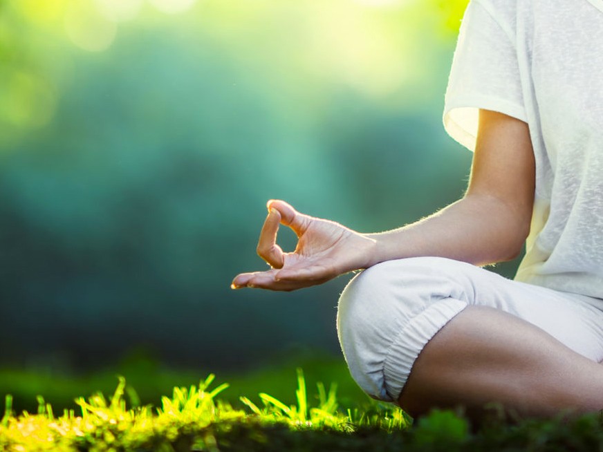 Yoga en blanc aux Jardins des Martels (81)