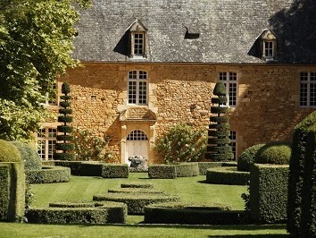 GARDEN PARTY DANS LA COUR DU MANOIR