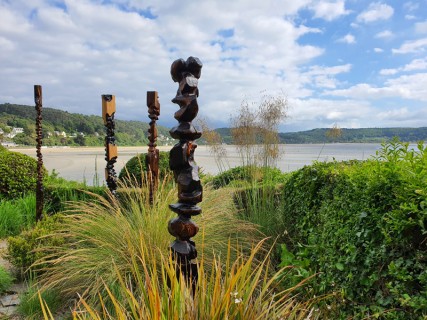 Exposition de sculptures au jARTdin qui domine la baie de Saint Michel en grève Côtes d'Armor