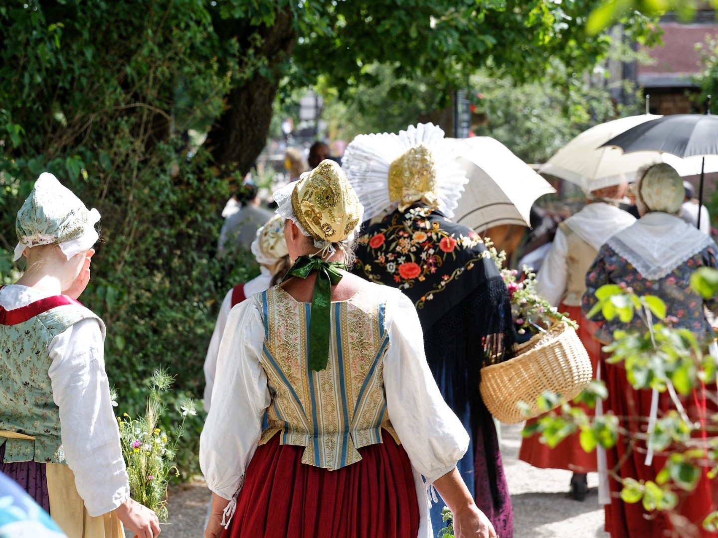 Le cortège du feuillu de Pentecôte